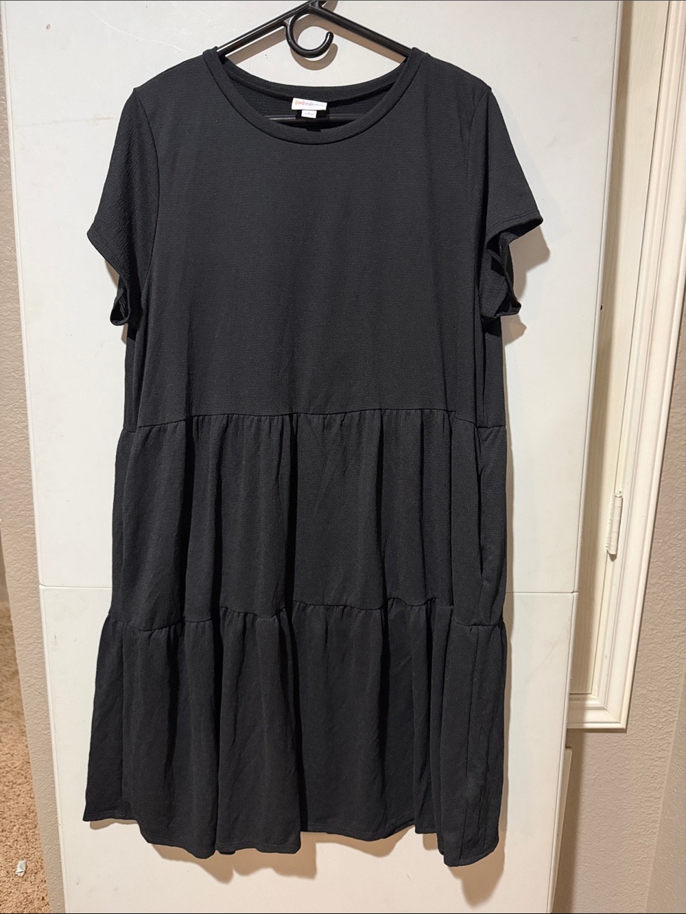 LuLaRoe BLACK Ariel Crepe Tiered Short-Sleeve Midi Dress